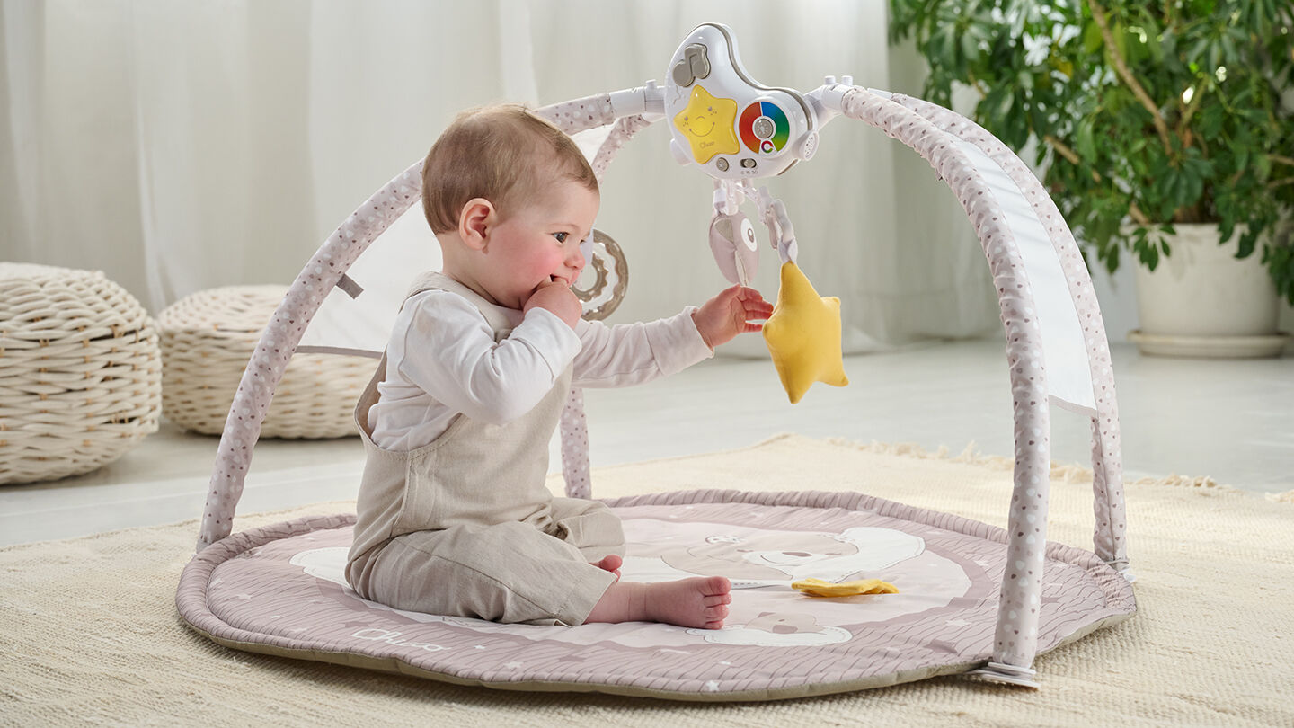 https://www.chicco.ch/dw/image/v2/BJJJ_PRD/on/demandware.static/-/Sites-Chicco-Switzerland-Library/default/dw1ea81b5b/site/13-Consigli/Articoli/Sviluppo/Palestrina neonato/come_scegliere_la_palestrina.jpg
